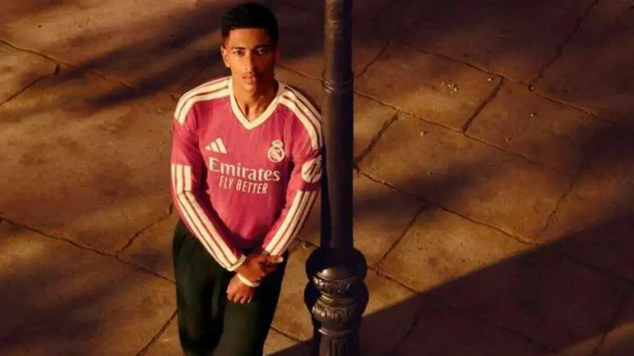 Bellingham con la nueva eqipaci&oacute;n rosa del Real Madrid