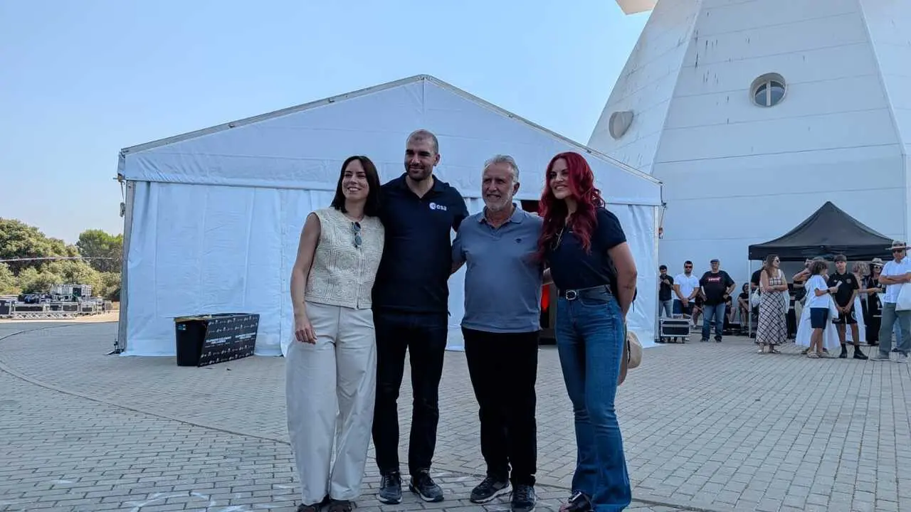 Los astronautas Pablo &Aacute;lvares y Sara Garc&iacute;a con los ministros Diana Morant y &Aacute;ngel V&iacute;ctor Torres en el Observatorio de Yebes (Guadalajara)