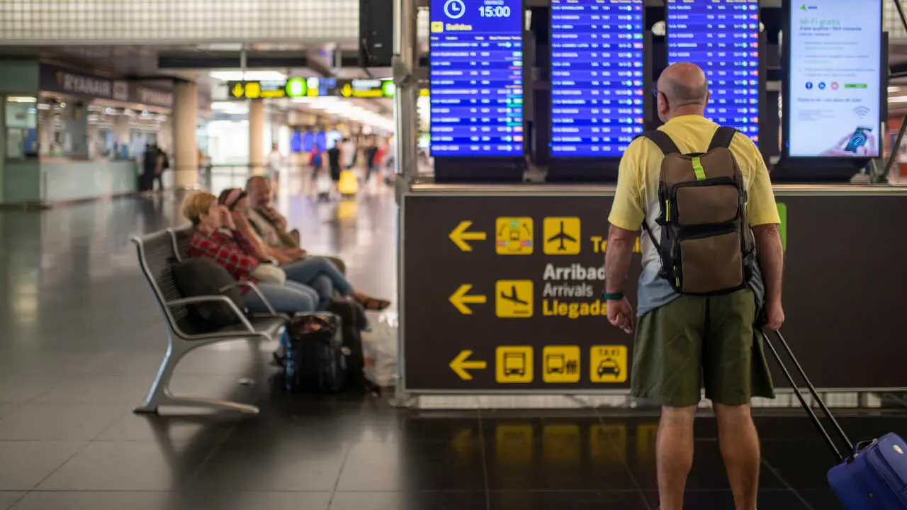 Archivo - Un hombre mira un panel de llegadas y salidas en el Aeropuerto Josep Tarradellas Barcelona-El Prat, en Barcelona, Catalunya (Espa&ntilde;a).  