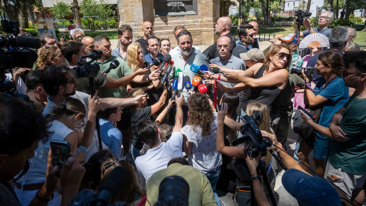 El presidente de VOX, Santiago Abascal, atiende a los medios, en la plaza de &Aacute;frica, a 2 de agosto de 2026, en Ceuta (Espa&ntilde;a). El presidente de VOX se encuentra en Ceuta para abordar las consecuencias de la crisis migratoria.