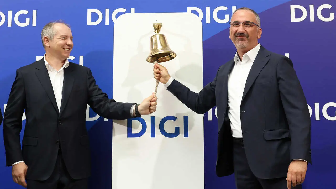 El consejero delegado de DIGI, Marius Varzaru (d), durante la celebraci&oacute;n del tradicional acto del toque de campana con motivo del debut de la compa&ntilde;&iacute;a de telecomunicaciones Digi en la Bolsa espa&ntilde;ola, a 16 de julio de 2026, en Madrid (Espa&ntilde;a). Este aconte
