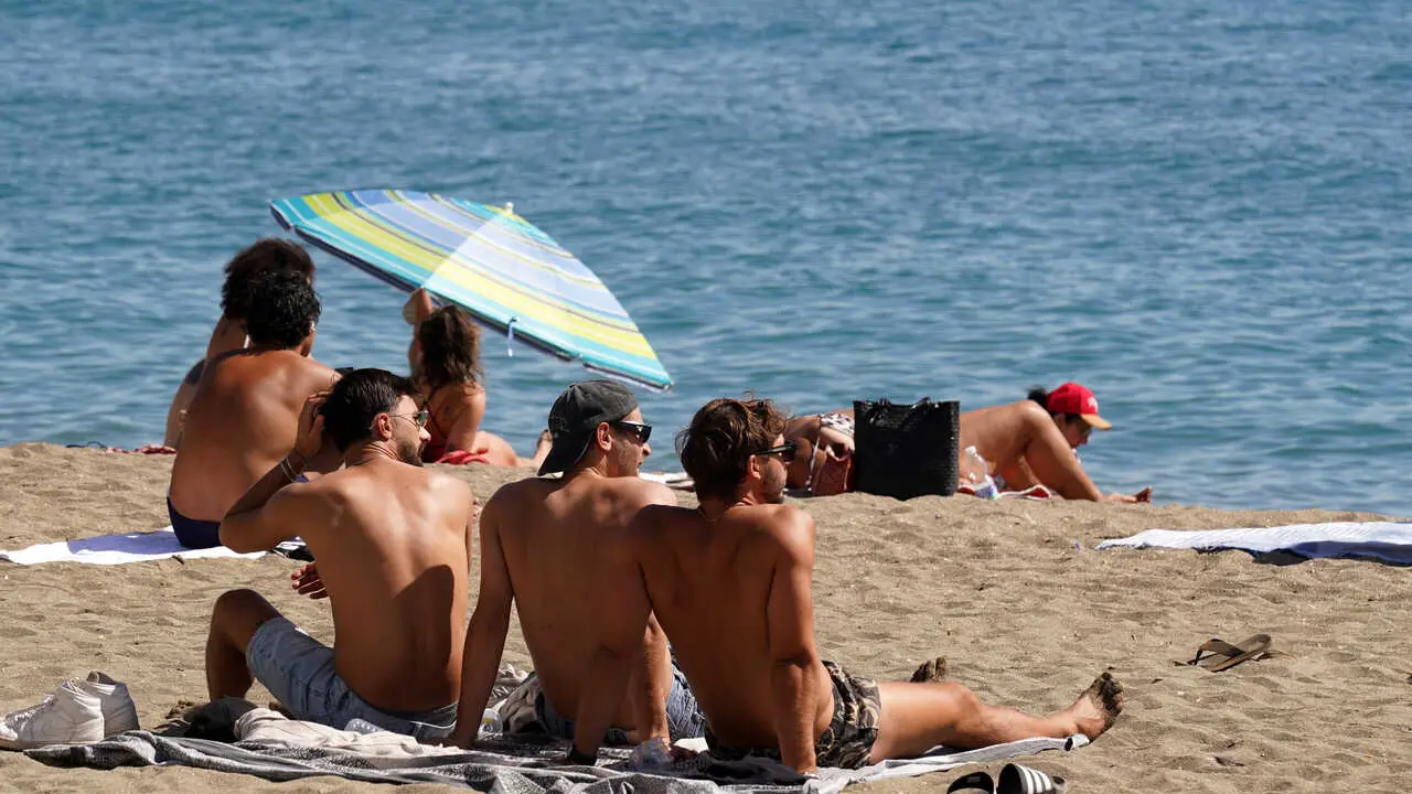 Archivo - Las playa de la costa de M&aacute;laga se llenan de personas en este inicio del mes de Octubre. Las altas temperaturas, provocada por un anticicl&oacute;n, dejar&aacute; un fin de semana caluroso con m&aacute;ximas de 34 grados, a 4 de octubre de 2024 en M&aacute;laga (Andaluc&iacute;a,