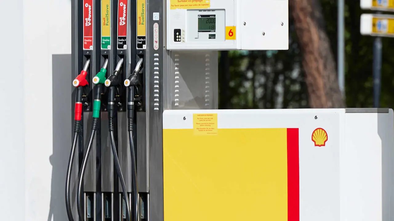 Archivo - Surtidores en una gasolinera