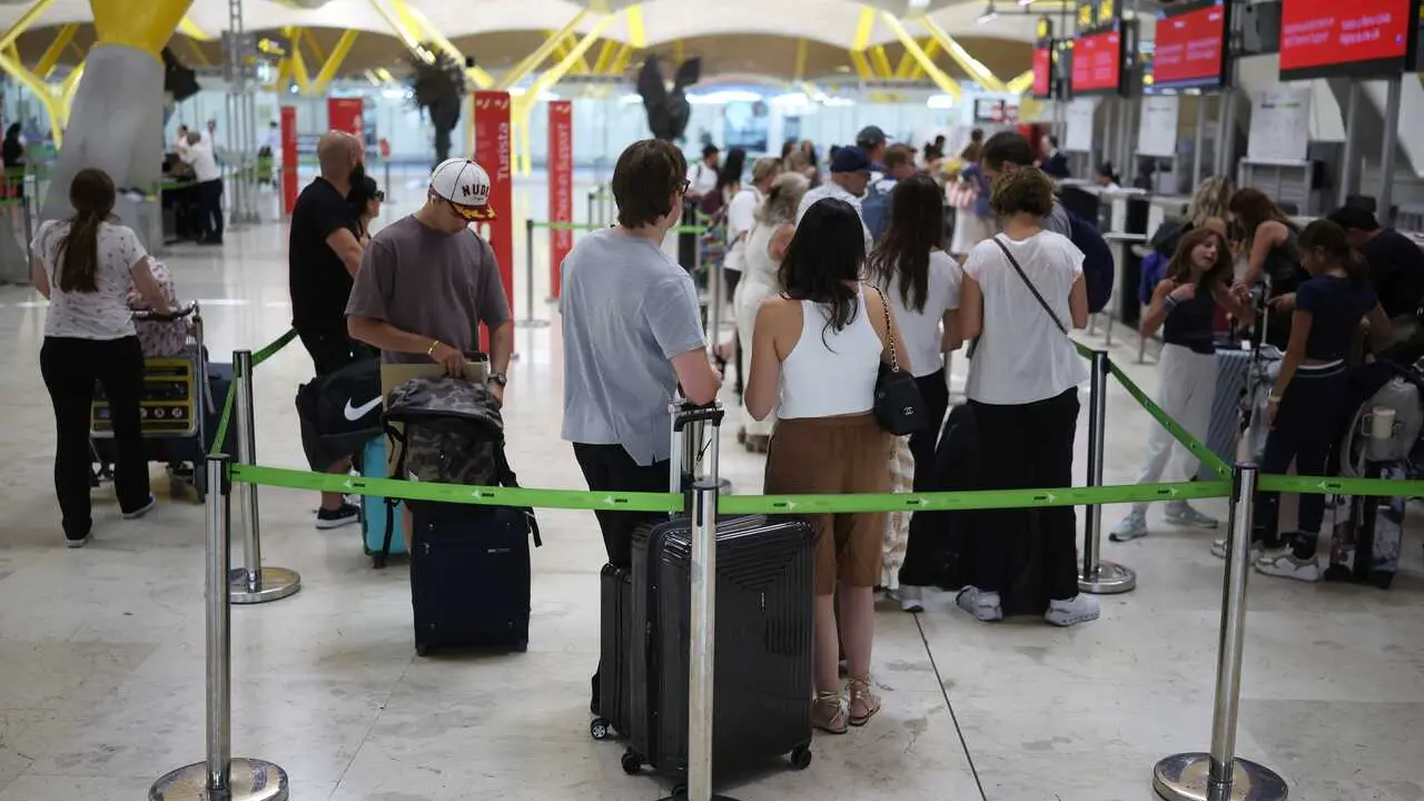 Varias personas en el Aeropuerto Adolfo Su&aacute;rez Madrid-Barajas, a 31 de julio de 2026, en Madrid (Espa&ntilde;a). 