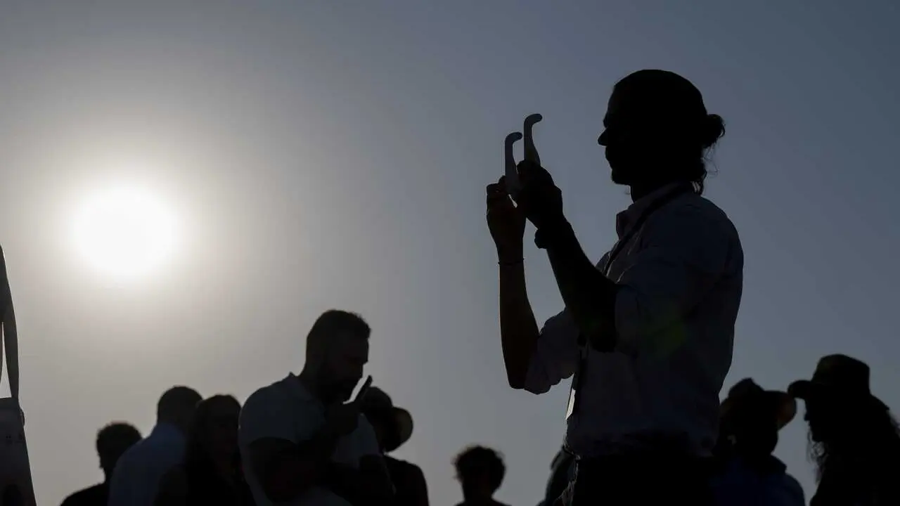 Varias personas durante el Eclipse total de Sol, en el Observatorio de Yebes, a 12 de agosto de 2026, en Yebes, Guadalajara, Castilla-La Mancha (Espa&ntilde;a). 