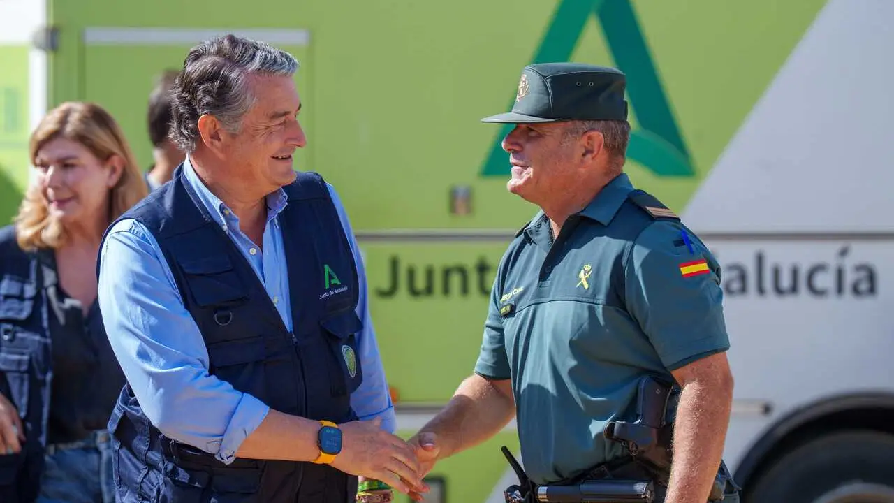 El vicepresidente primero y consejero de la Presidencia, Sanidad y Emergencias, Antonio Sanz, saluda a un agente de la Guardia Civil en el PMA del incendio de Niebla.