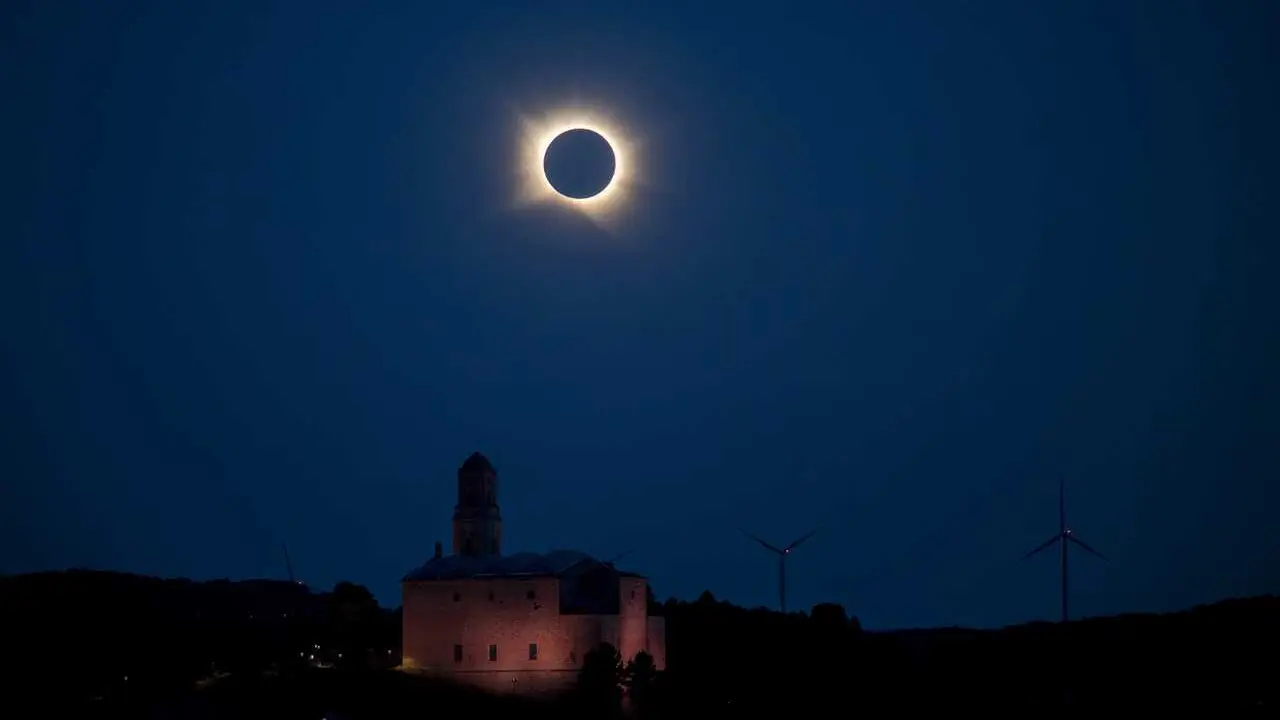 Corbera d&rsquo;Ebre durante el eclipse solar total de 2026, a 12 de agosto de 2026, en Tarragona, Catalunya (Espa&ntilde;a). Este es el primer eclipse total de Sol visible desde la pen&iacute;nsula Ib&eacute;rica en m&aacute;s de un siglo. La franja de totalidad cruza Espa&ntilde;a de oeste a e