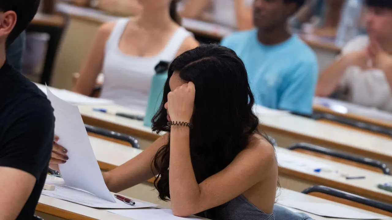 Archivo - Estudiantes de bachillerato acceden a la Universidad Polit&eacute;cnica de Valencia durante la convocatoria extraordinaria de EBAU, en la Universidad Polit&eacute;cnica de Valencia, a 1 de julio de 2025, en Valencia, Comunidad Valenciana (Espa&ntilde;a).