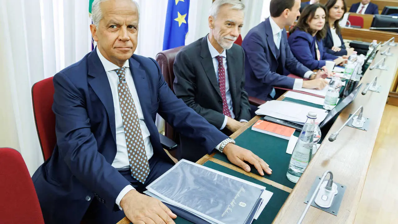 Il ministro dell&rsquo;Interno Matteo Piantedosi durante l&rsquo;audizione davanti al comitato Schengen presieduto da Graziano Delrio (dx), Roma, Gioved&igrave; 13 Agosto 2026 (Foto Roberto Monaldo / LaPresse)..Interior minister Matteo Piantedosi during the hearing at the Schengen committee on border controls between Italy and Spain, Rome, Thursday, August 13,  2026 (Photo by Roberto Monaldo / LaPresse)