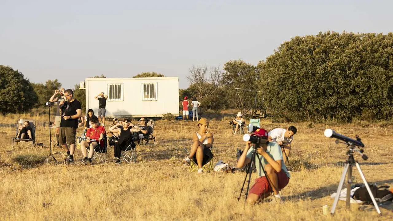 Varias personas durante el eclipse solar total de 2026, a 12 de agosto de 2026, en Sig&uuml;enza, Guadalajara, Castilla-La Mancha (Espa&ntilde;a). 
