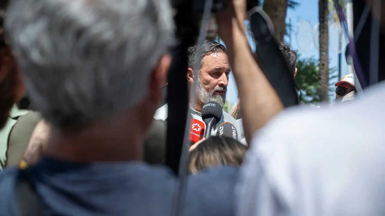 El presidente de VOX, Santiago Abascal, atiende a los medios, en la plaza de &Aacute;frica, a 2 de agosto de 2026, en Ceuta (Espa&ntilde;a). El presidente de VOX se encuentra en Ceuta para abordar las consecuencias de la crisis migratoria.