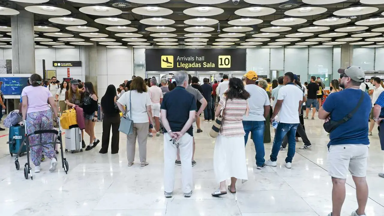 Varias personas en la zona de llegadas de la T4, a 9 de agosto de 2026, en Madrid (Espa&ntilde;a).
