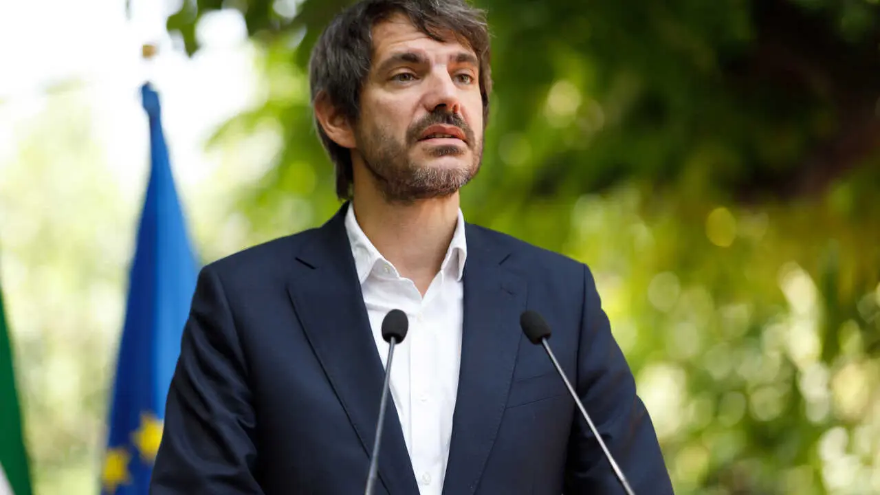 Archivo - El ministro de Cultura, Ernest Urtasun, interviene en la entrega del XXI Premio Internacional de Poes&iacute;a Ciudad de Granada, Federico Garc&iacute;a Lorca, que recibe la escritora Coral Bracho.