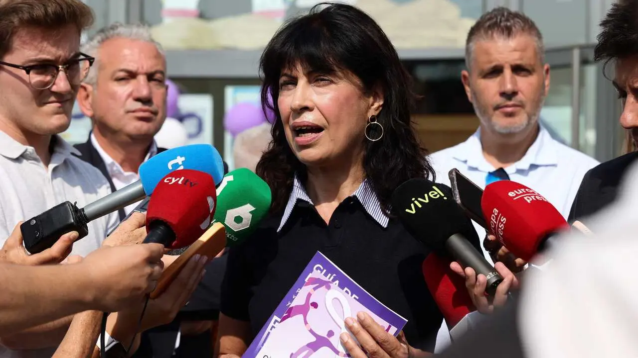 La ministra de Igualdad, Ana Redondo, atiende a los medios de comunicaci&oacute;n en Cabez&oacute;n de Pisuerga (Valladolid).