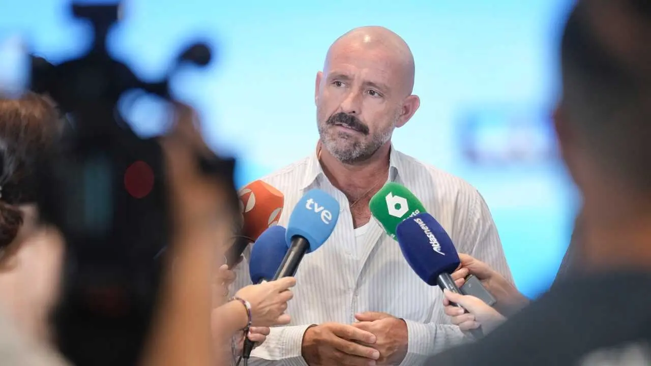 El vicesecretario de Educaci&oacute;n e Igualdad del Partido Popular, Jaime de los Santos, realiza declaraciones a los medios en la sede del PP en G&eacute;nova