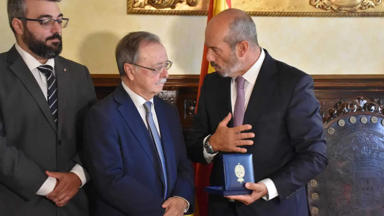 El presidente del Senado, Pedro Roll&aacute;n (d), es recibido por el presidente de Ceuta, Juan Jes&uacute;s Vivas (i), en el Palacio de la Asamblea, a 14 de agosto de 2026, en Ceuta (Espa&ntilde;a). 