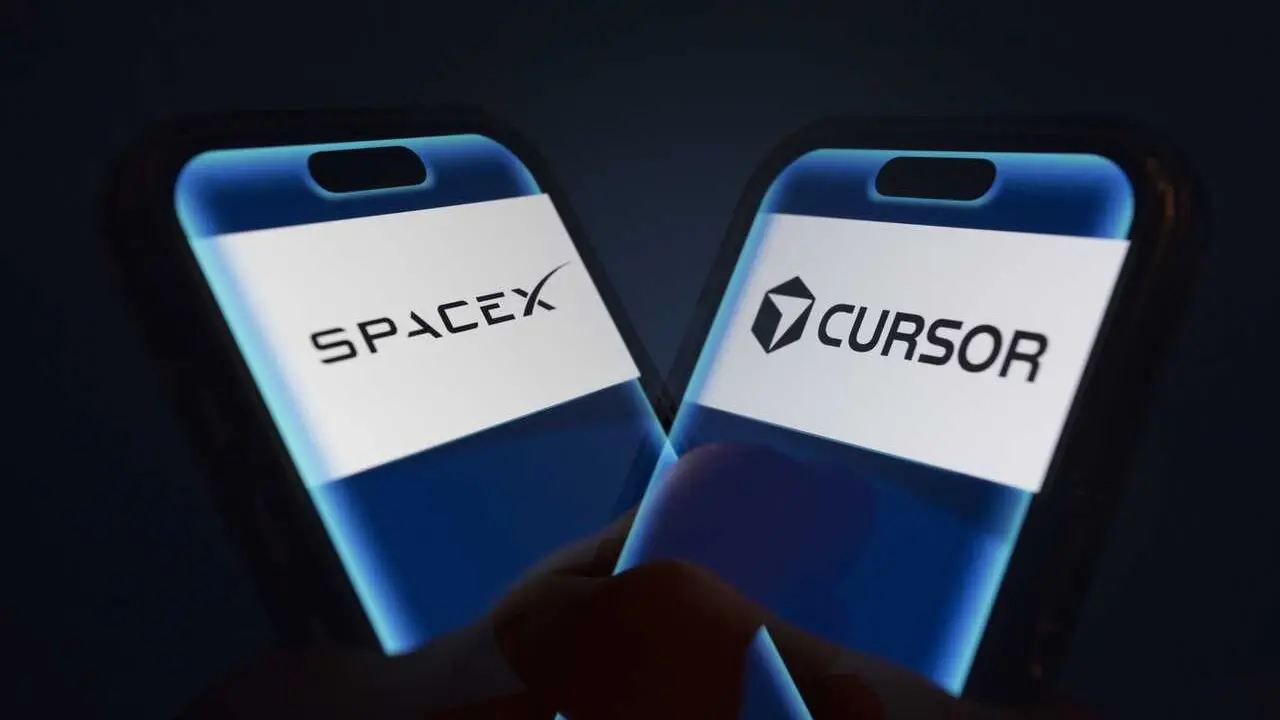 Archivo - 16 June 2026, Taiwan, Taichung: A hand holds a smartphone displaying the logos of SpaceX and Cursor. SpaceX to acquire Cursor for USD 60 Billion. Photo: Andre M. Chang/ZUMA Press Wire/dpa