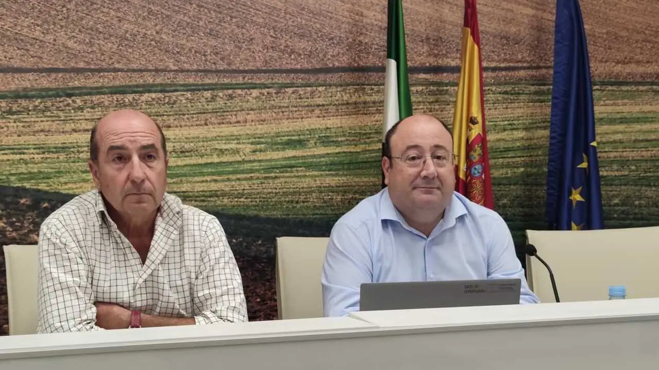 El consejero de Agricultura, Ganader&iacute;a y Medio Natural, Juan Jos&eacute; Garc&iacute;a Garc&iacute;a, acompa&ntilde;ado por el director general de Agricultura y Ganader&iacute;a, Julio Antonio Rojas Pastor, en una comparecencia en la sede de la consejer&iacute;a.