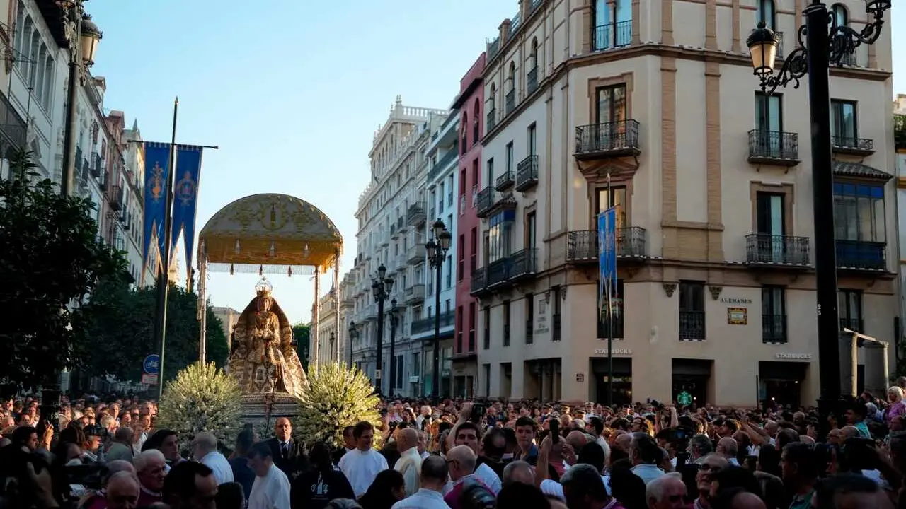 Procesi&oacute;n de la Virgen de los Reyes el 15 de agosto de 2026.