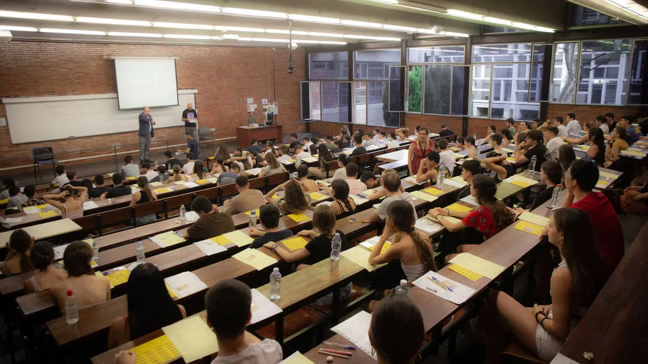 Archivo - Varios alumnos antes de comenzar uno de los ex&aacute;menes de las pruebas de acceso a la universidad del a&ntilde;o 2022 en Catalu&ntilde;a, en la Facultad de Econom&iacute;a y Empresa de la Universidad de Barcelona, a 14 de junio de 2022, en Barcelona, Catalu&ntilde;a (Espa&ntilde;a).