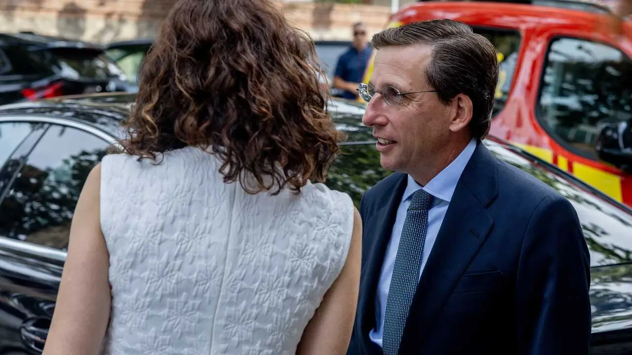 La presidenta de la Comunidad de Madrid, Isabel D&iacute;az Ayuso y el alcalde de Madrid, Jos&eacute; Luis Mart&iacute;nez-Almeida, a su llegada al acto de entrega de las &lsquo;Palomas de Bronce de Bomberos de Madrid 2026&rsquo;, en el Centro Cultural Casa del Reloj, a 15 de agosto de 2