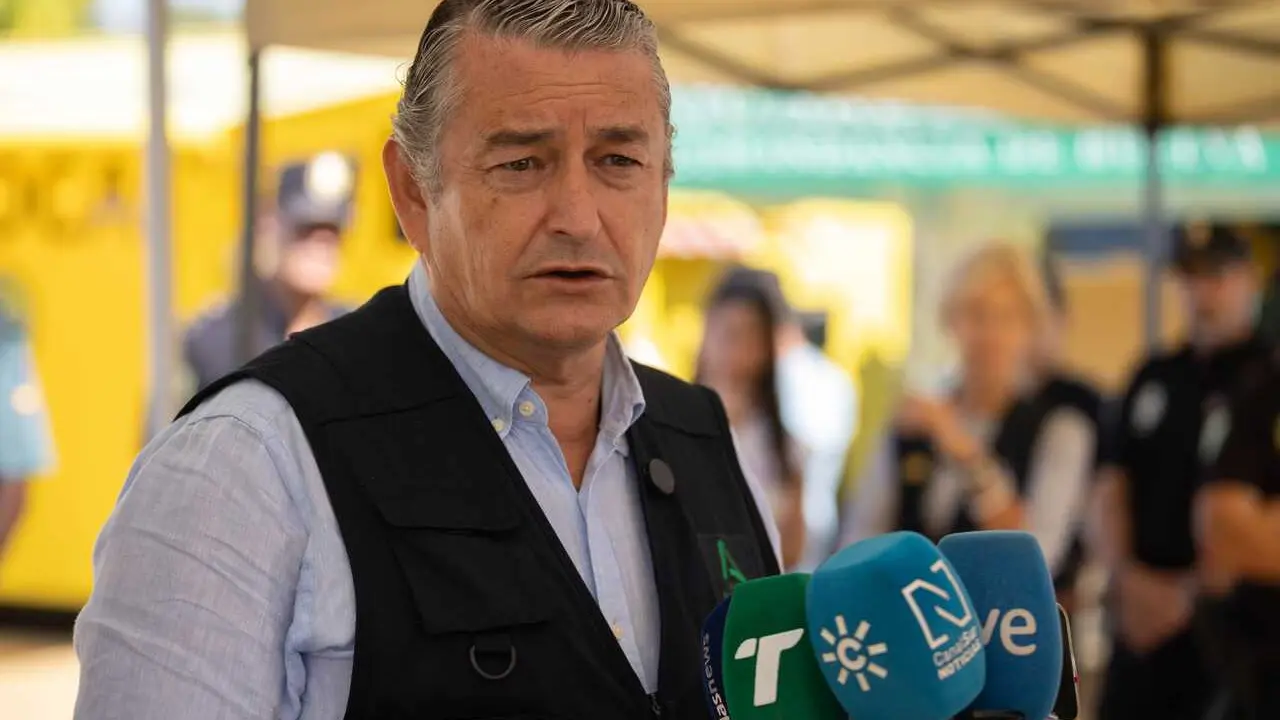El consejero de Presidencia, Sanidad y Emergencias, Antonio Sanz, en el puesto de mando avanzando por el incendio de Niebla, en Huelva.