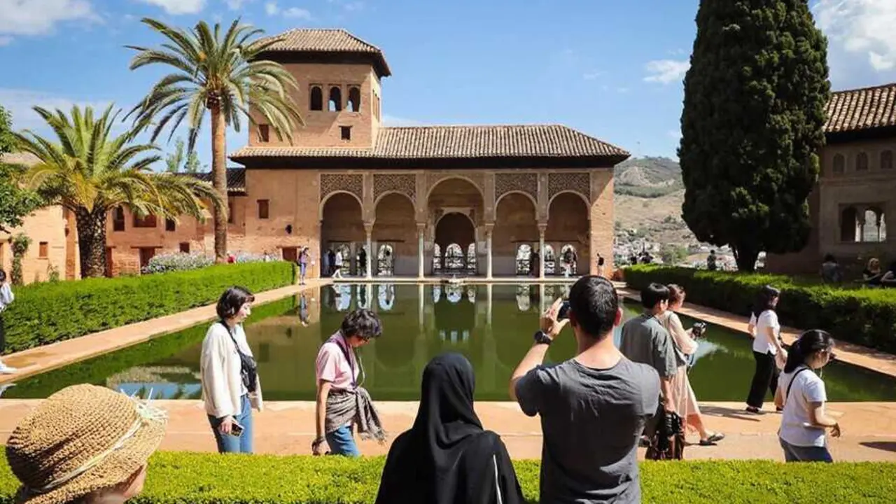 Archivo - Un grupo de turistas visita la Alhambra de Granada.