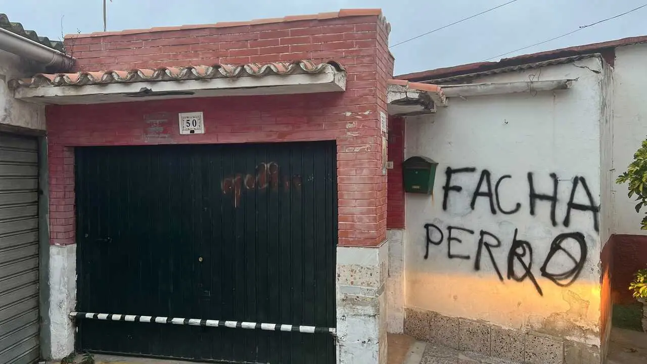 La AUGC denuncia una pintada en el garaje de un guardia civil en Ceuta con el mensaje 'facha perro'