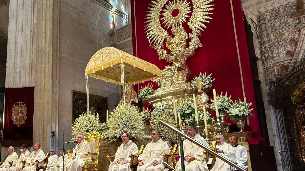 Misa en la Catedral de Sevilla tras la procesi&oacute;n de la Virgen de los Reyes.