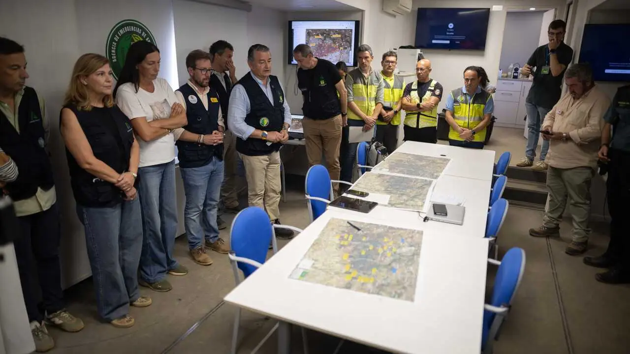 El vicepresidente primero de la Junta de Andaluc&iacute;a y consejero de Presidencia, Sanidad y Emergencias, Antonio Sanz, en el Puesto de Mando Avanzado del incendio de Niebla (Huelva).