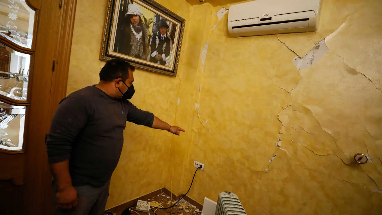 Archivo - Un vecino de la localidad muestra las grietas causadas en su vivienda tras el terremoto de 4.4 grados con epicentro en Santa Fe (Granada). En Granada (Andaluc&iacute;a, Espa&ntilde;a), a 23 de enero de 2021.