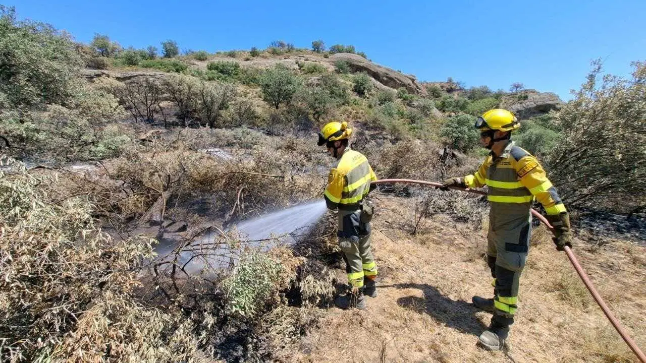 Archivo - El Infoar realiza labores de refresco en un incendio en Tamarite de Litera (Huesca)