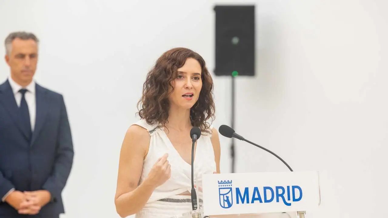 La presidenta de la Comunidad de Madrid, Isabel D&iacute;az Ayuso, atiende a los medios de comunicaci&oacute;n tras el acto de entrega de las &lsquo;Palomas de Bronce de Bomberos de Madrid 2026&rsquo;, en el Centro Cultural Casa del Reloj, a 15 de agosto de 2026, en Madrid (Espa&ntilde;a