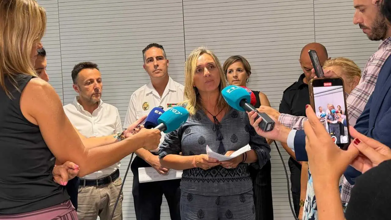 La alcaldesa de Granada, Marifr&aacute;n Carazo, atiende a los medios de comunicaci&oacute;n para informar de la repercusi&oacute;n del terremoto de magnitud 5 de este s&aacute;bado que ha hecho temblar a la capital y su &aacute;rea metropolitana.