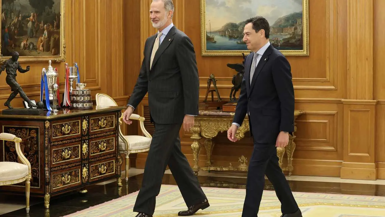 (i-d) El Rey Felipe VI recibe en audiencia al presidente de la Junta de Andaluc&iacute;a, Juan Manuel Moreno Bonilla, en el Palacio de La Zarzuela, a 21 de julio de 2026, en Madrid (Espa&ntilde;a). 