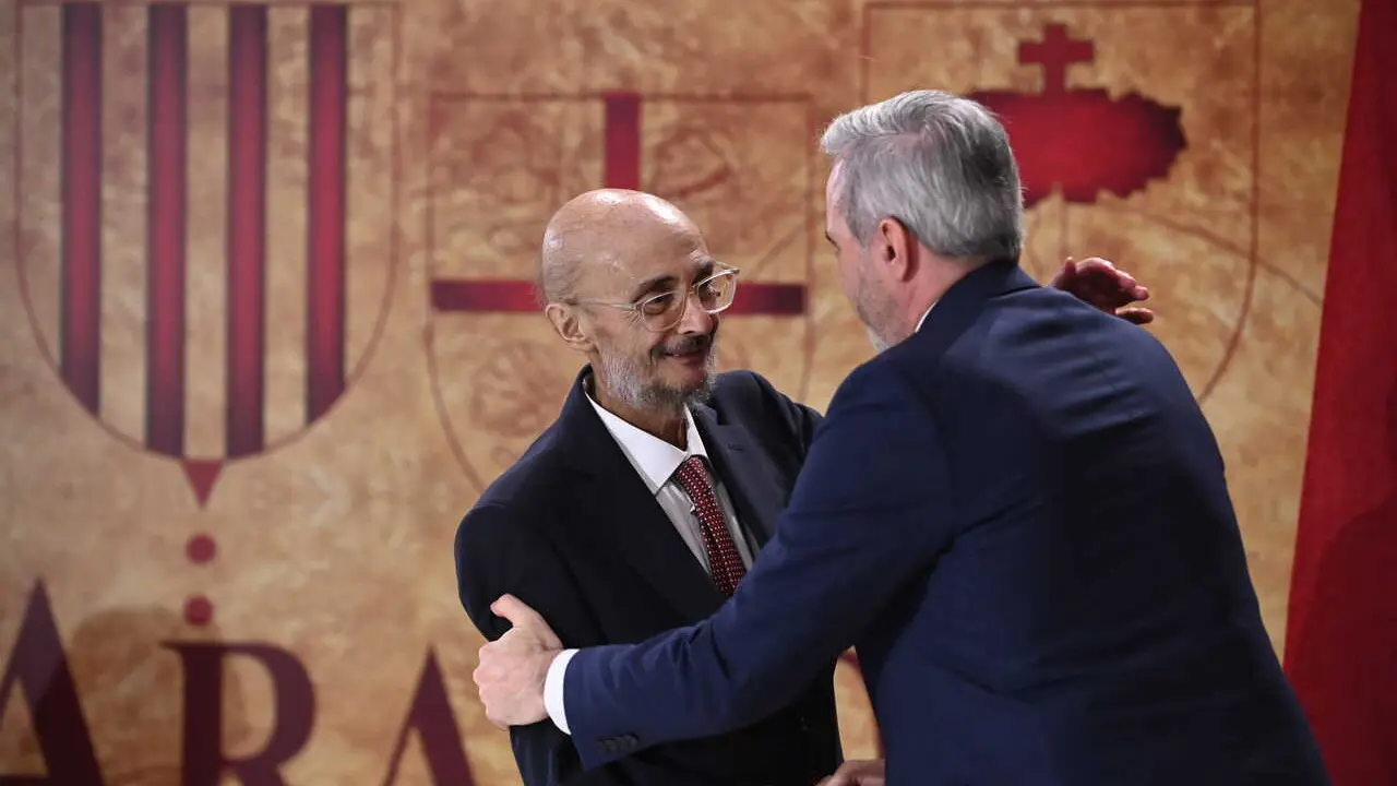 Archivo - El expresidente de Arag&oacute;n Javier Lamb&aacute;n (i) y el presidente del Gobierno de Arag&oacute;n, Jorge Azc&oacute;n (d), durante el acto de entrega del retrato de Javier Lamb&aacute;n, en la sala de la Corona del Edificio Pignatelli, a 10 de julio de 2025, en Zaragoza, Ar
