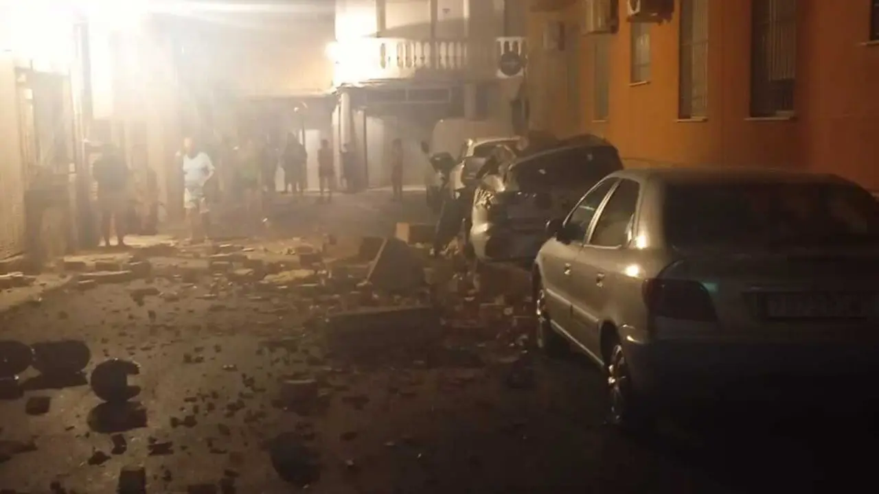 Veh&iacute;culos afectados por los desprendimientos desde edificios en la ciudad de Armilla con motivo del terremoto de la madrugada del s&aacute;bado 15 de agosto de 2026.