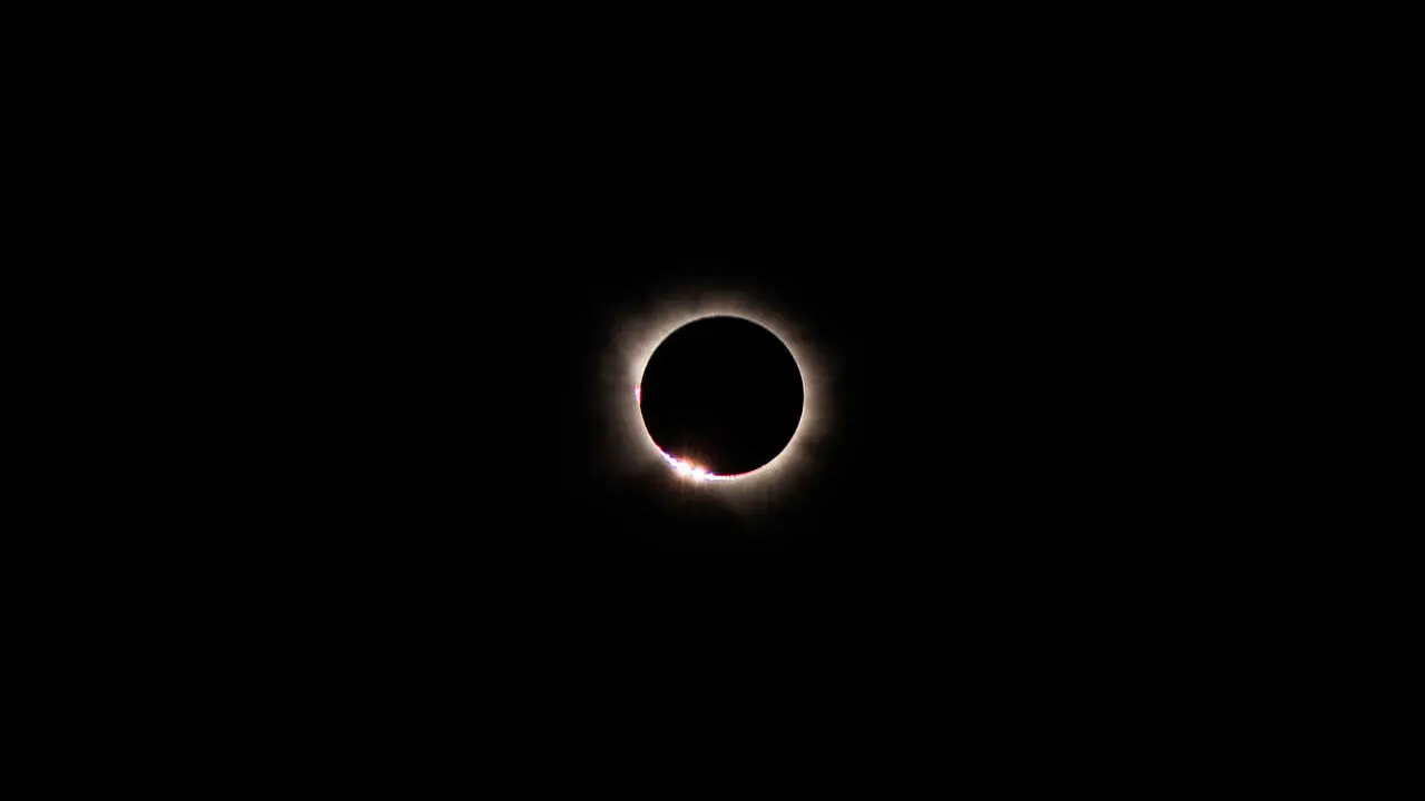 Vista durante el eclipse solar total de 2026, a 12 de agosto de 2026, en Madrid (Espa&ntilde;a). 