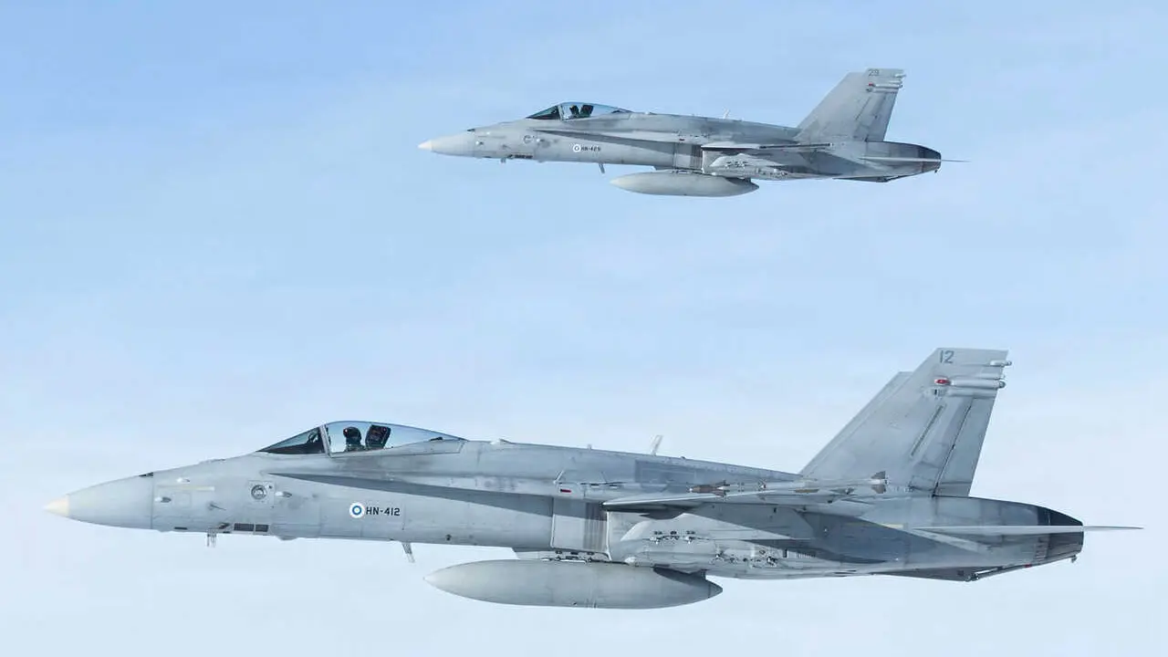 Archivo - Unos cazas F/A-18 Hornet de la Fuerza A&eacute;rea finlandesa se colocan junto a un avi&oacute;n KC-130J Super Hercules de la Fuerza A&eacute;rea de EE. UU. durante la operaci&oacute;n conjunta de entrenamiento 'Cold Response 26'