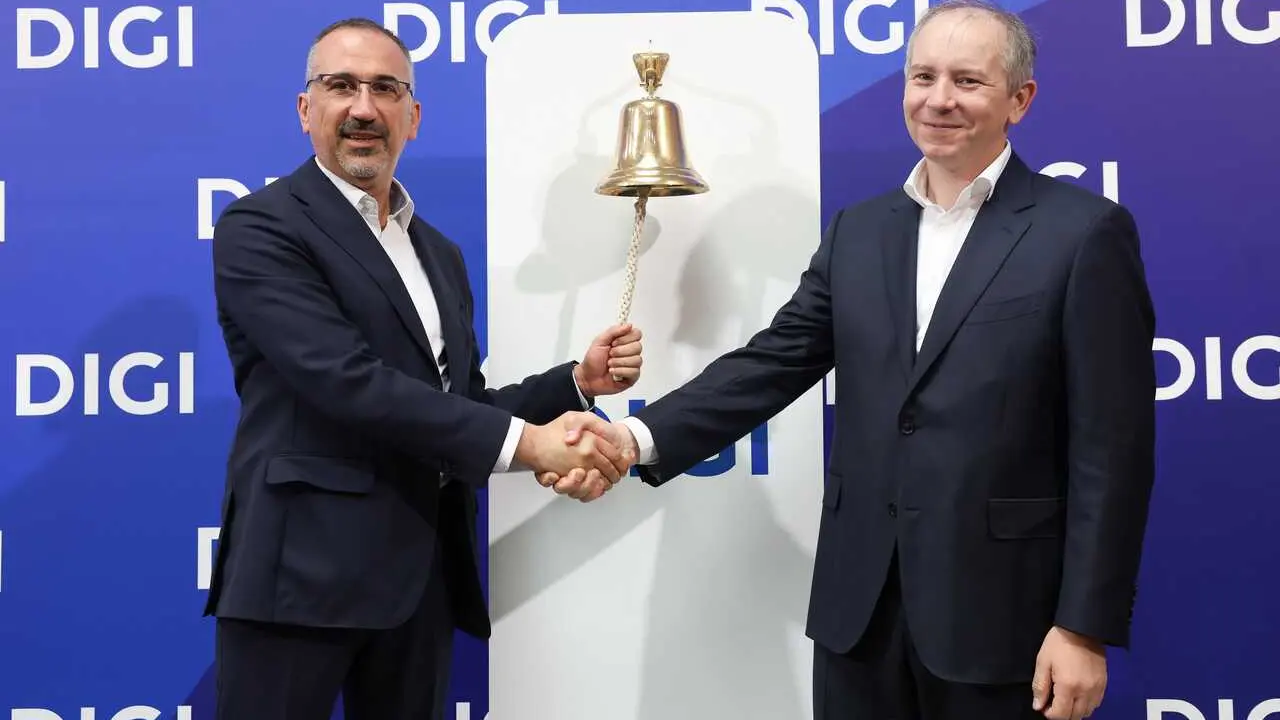 Archivo - El consejero delegado de DIGI, Marius Varzaru (i), durante la celebraci&oacute;n del tradicional acto del toque de campana con motivo del debut de la compa&ntilde;&iacute;a de telecomunicaciones Digi en la Bolsa espa&ntilde;ola, a 16 de julio de 2026, en Madrid (Espa&ntilde;a). E
