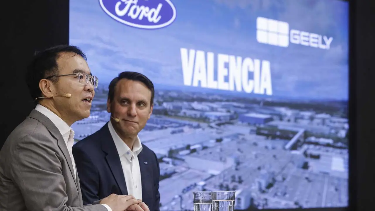 El vicepresidente de Geely Holding, Victor Yang (i), y el presidente de Ford Europa, Jim Baumbick (d), en una rueda de prensa previa a la visita institucional a la f&aacute;brica de Ford, a 23 de julio de 2026, en Almussafes, Valencia