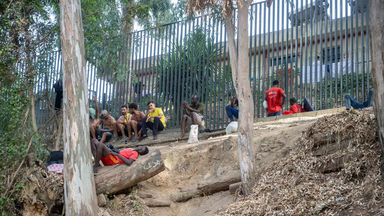 Varios migrantes, a 1 de agosto de 2026, en Ceuta (Espa&ntilde;a). 