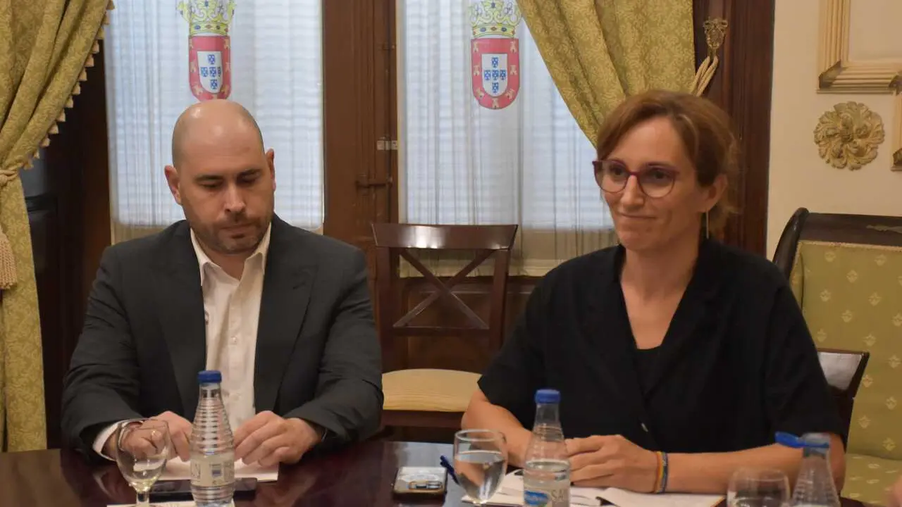 La ministra de Sanidad, M&oacute;nica Garc&iacute;a (d), acompa&ntilde;ada del delegado del Gobierno en Ceuta, Miguel &Aacute;ngel P&eacute;rez (i), es recibida por el presidente de Ceuta, a 16 de agosto de 2026, en Ceuta (Espa&ntilde;a). La ministra de Sanidad visita la Ciudad Aut&oacute;noma de Ceuta 