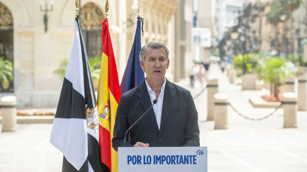 El presidente del Partido Popular, Alberto N&uacute;&ntilde;ez Feij&oacute;o, ofrece declaraciones a los medios, a 1 de agosto de 2026, en Ceuta (Espa&ntilde;a). Feij&oacute;o se ha reunido con el presidente de la ciudad aut&oacute;noma de Ceuta para analizar la crisis migratoria de los &uacute;ltimos d
