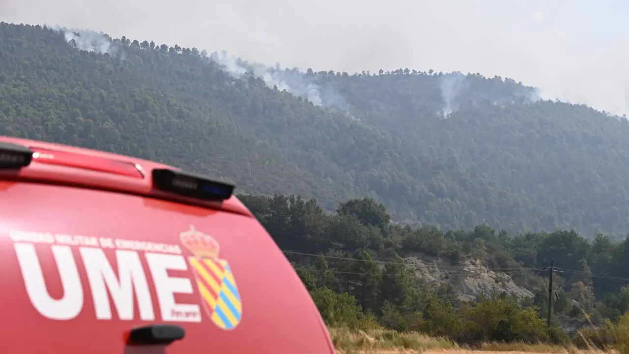 Columnas de humo durante las labores de extinci&oacute;n de un incendio forestal, a 14 de agosto de 2026, en Las Pe&ntilde;as de Riglos, Hoya de Huesca, Huesca, Arag&oacute;n (Espa&ntilde;a). El incendio declarado a las 12.37 de este lunes en las Pe&ntilde;as de Riglos (Huesca) ha calcinad