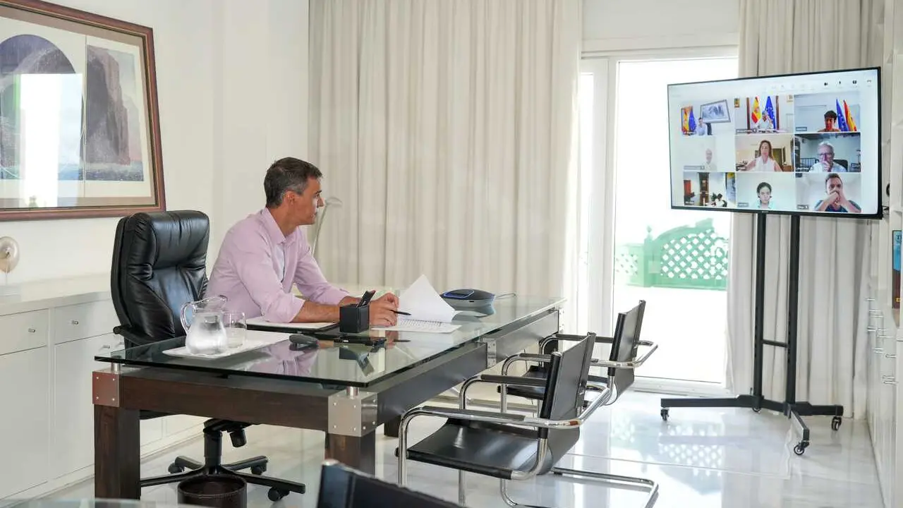 El presidente del Gobierno, Pedro S&aacute;nchez, preside una reuni&oacute;n de coordinaci&oacute;n, por videoconferencia, sobre la situaci&oacute;n actual en la Ciudad Aut&oacute;noma de Ceuta, a 7 de agosto de 2026, en Lanzarote, Islas Canarias (Espa&ntilde;a).