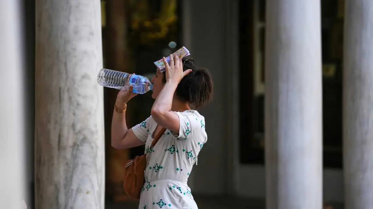 Archivo - Una mujer bebiendo agua. A 28 de mayo de 2025, en Sevilla (Andaluc&iacute;a, Espa&ntilde;a).