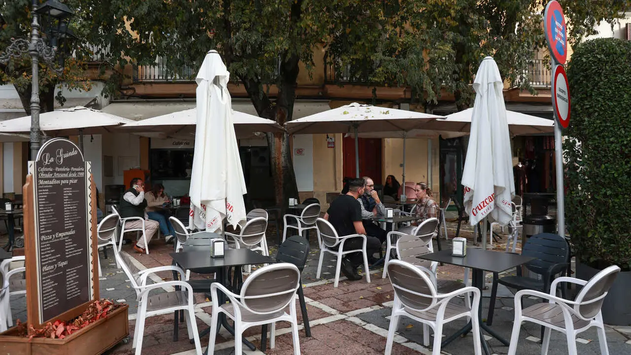 Archivo - Una terraza de un bar en una plaza de Jerez (C&aacute;diz)