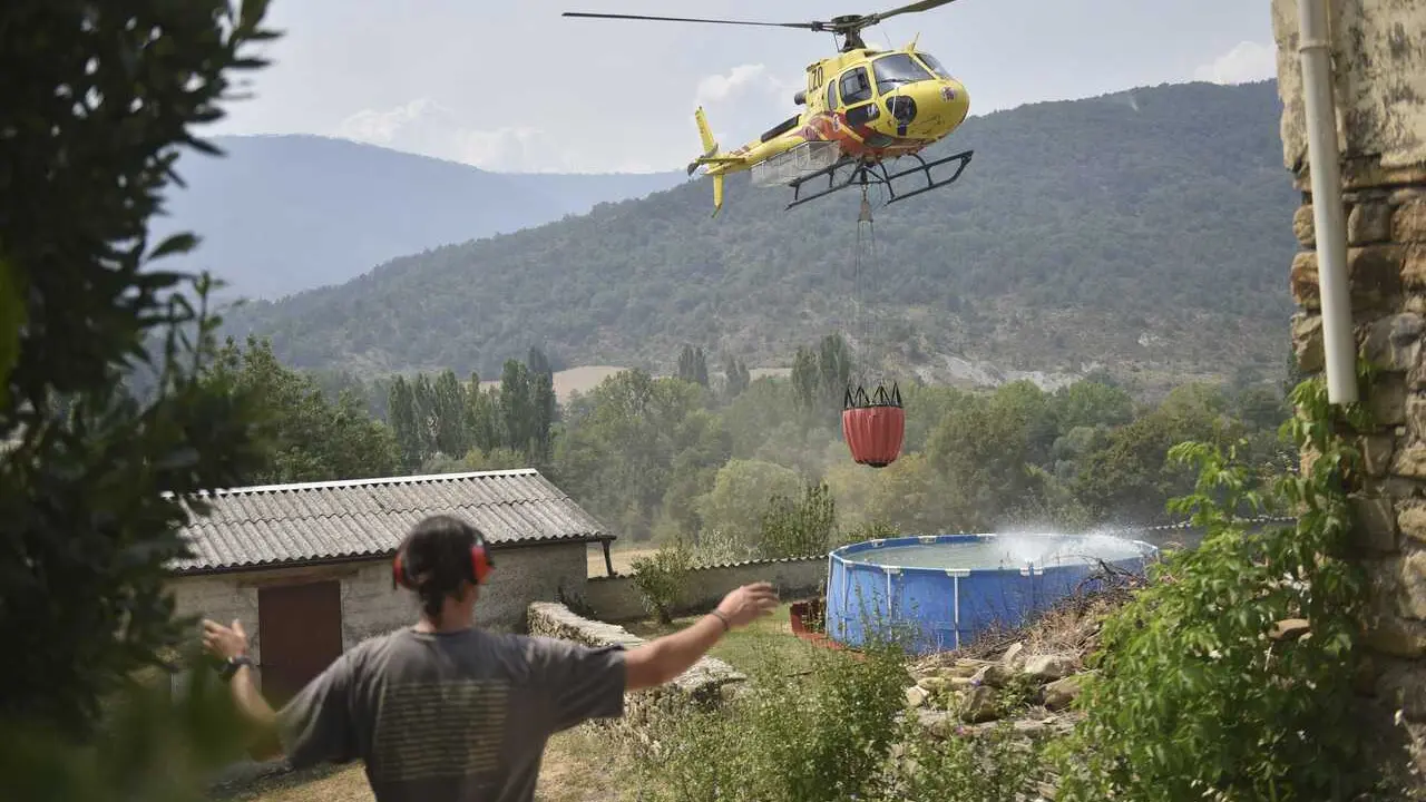 Helic&oacute;ptero recoge agua de una piscina de pl&aacute;stico en Atar&eacute;s  durante las labores de extinci&oacute;n de un incendio forestal, a 16 de agosto de 2026, en Las Pe&ntilde;as de Riglos, Huesca, Arag&oacute;n (Espa&ntilde;a). El operativo desplazado al incendio forestal de Las Pe&ntilde;as de R