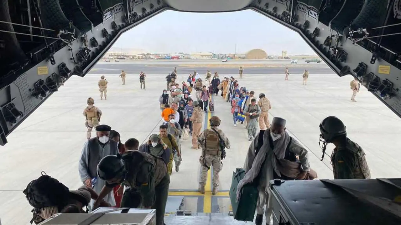 Archivo - Un grupo de repatriados espa&ntilde;oles sube al avi&oacute;n A400M enviado por el Gobierno de Espa&ntilde;a para evacuarlos de Kabul, a 18 de agosto de 2021, en Kabul, (Afganist&aacute;n). 